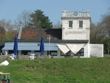 Urdenbach : Am Alten Rhein, Restaurant Altes Fischerhaus, Süd-Terrasse mit Aussicht auf den Rhein